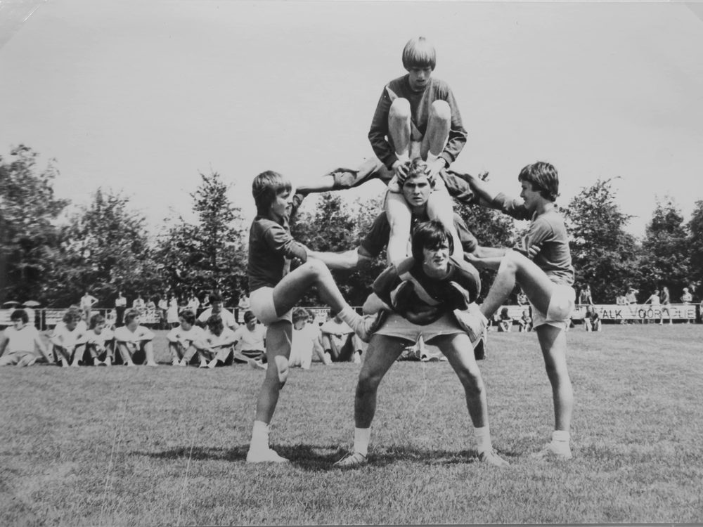 Menspiramide op de sportdag in Boekel, 1978